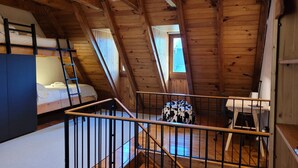A loft bedroom with a bunk bed, a desk, and a window. - Luderna - Casa con terraza Somont (Naut Aran)