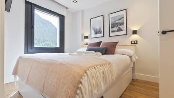 2 bedrooms, iron/ironing board, internet, bed sheets