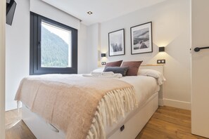 2 bedrooms, iron/ironing board, Internet, bed sheets