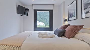 2 dormitoris, planxa i posts de planxar, Internet i roba de llit