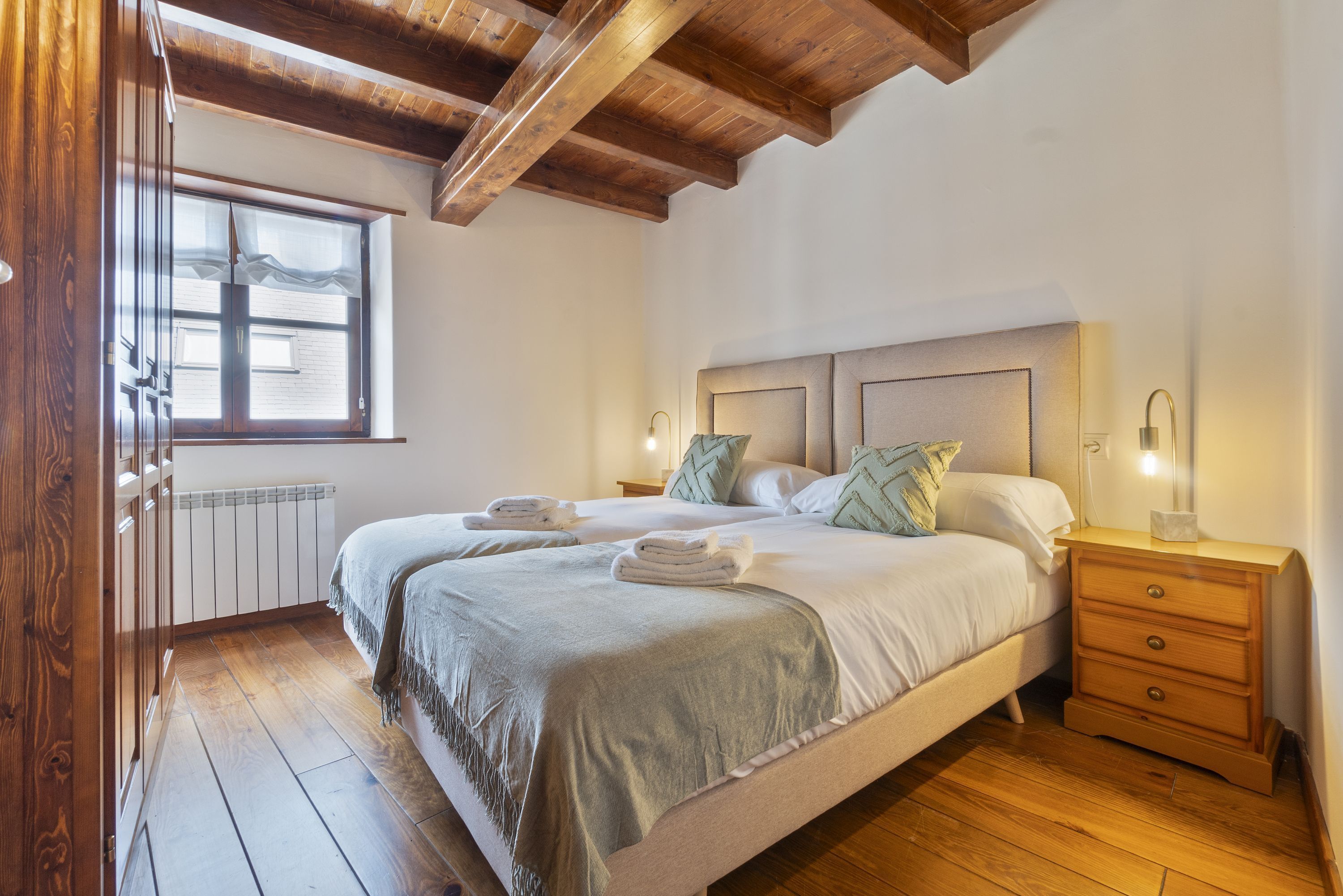 2 slaapkamers, een strijkplank/strijkijzer, internet, beddengoed