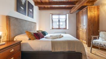 2 bedrooms, iron/ironing board, internet, bed sheets