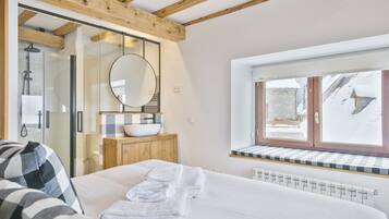 4 Schlafzimmer, BĂŒgeleisen/BĂŒgelbrett, Internetzugang, BettwĂ€sche