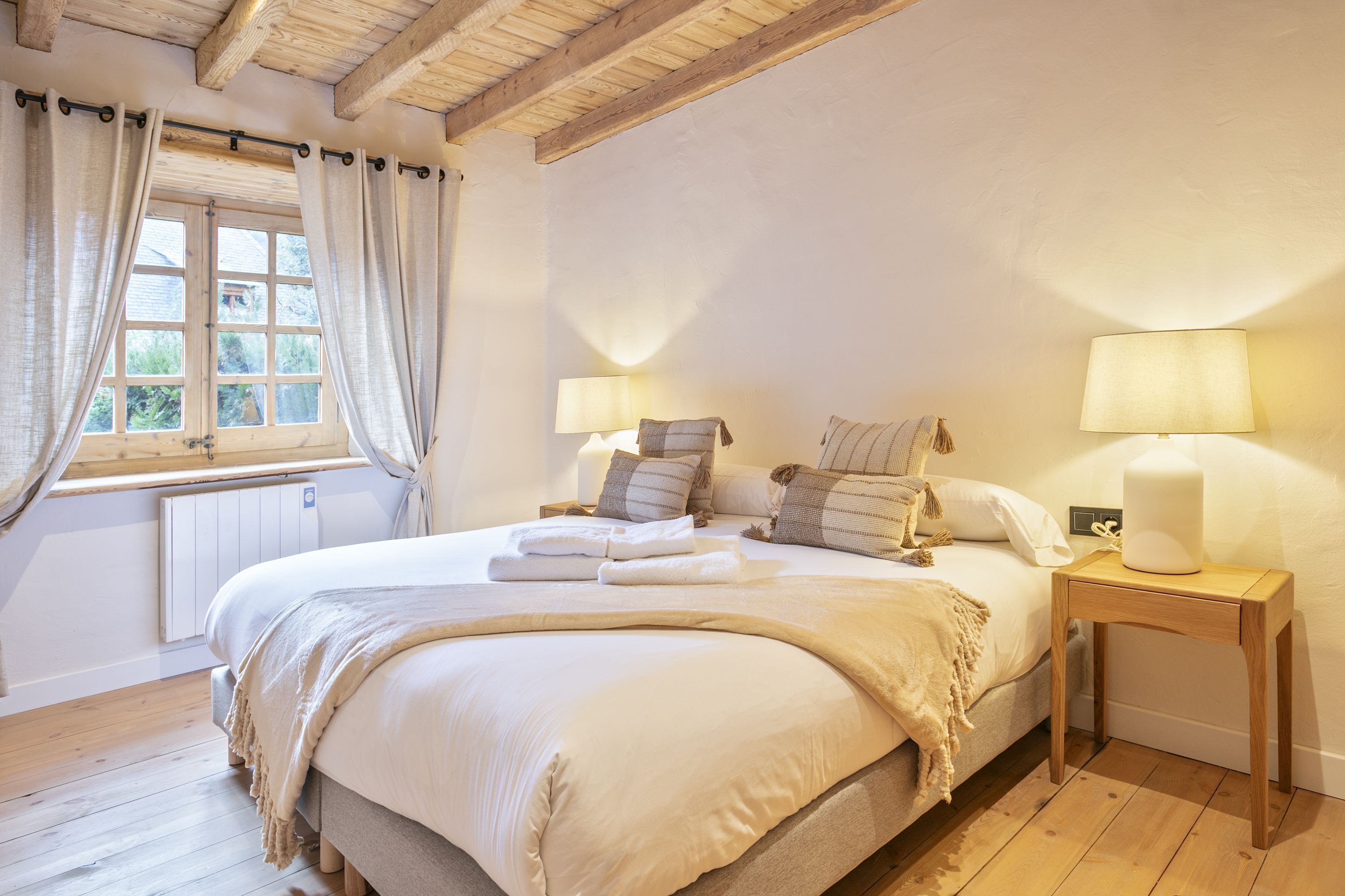 2 室のベッドルーム、アイロン / アイロン台、インターネット、ベッドシーツ