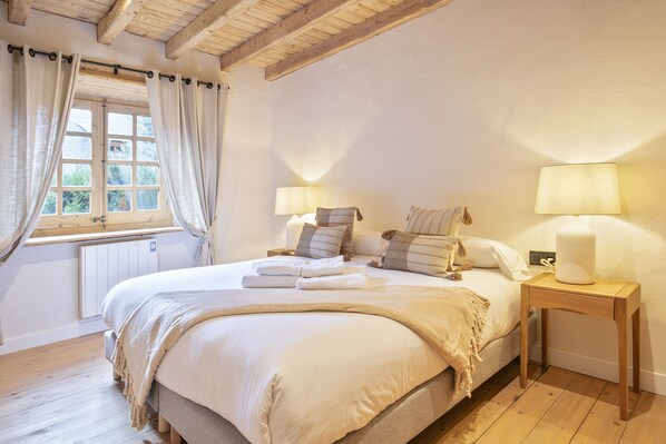 2 bedrooms, iron/ironing board, internet, bed sheets