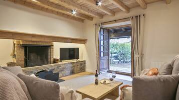 Smart TV, fireplace