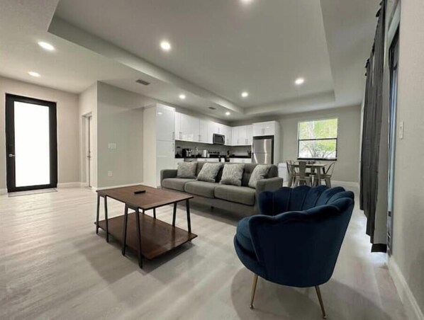 Living area - Awesome Retreat: 662W Business/Pleasure Deal
(Lehigh Acres)