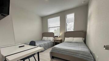 3 bedrooms, iron/ironing board, WiFi, bed sheets