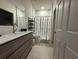 Serviettes fournies, savon, papier toilette