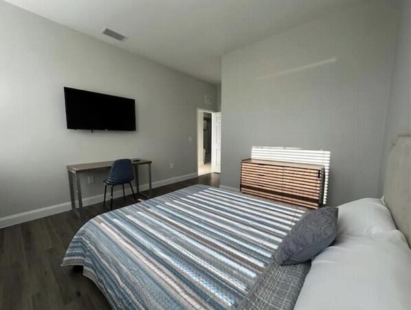 3 quartos, ferros/tábuas de passar roupa, Wi-Fi, roupa de cama