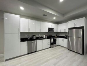 Fridge, microwave, oven, dishwasher - Joyful Retreat: 141V Business/Pleasure Deal (Lehigh Acres)