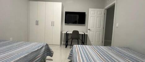 3 habitaciones, tabla de planchar con plancha, wifi y ropa de cama