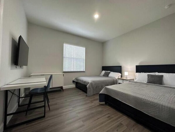 3 habitaciones, tabla de planchar con plancha, wifi y ropa de cama