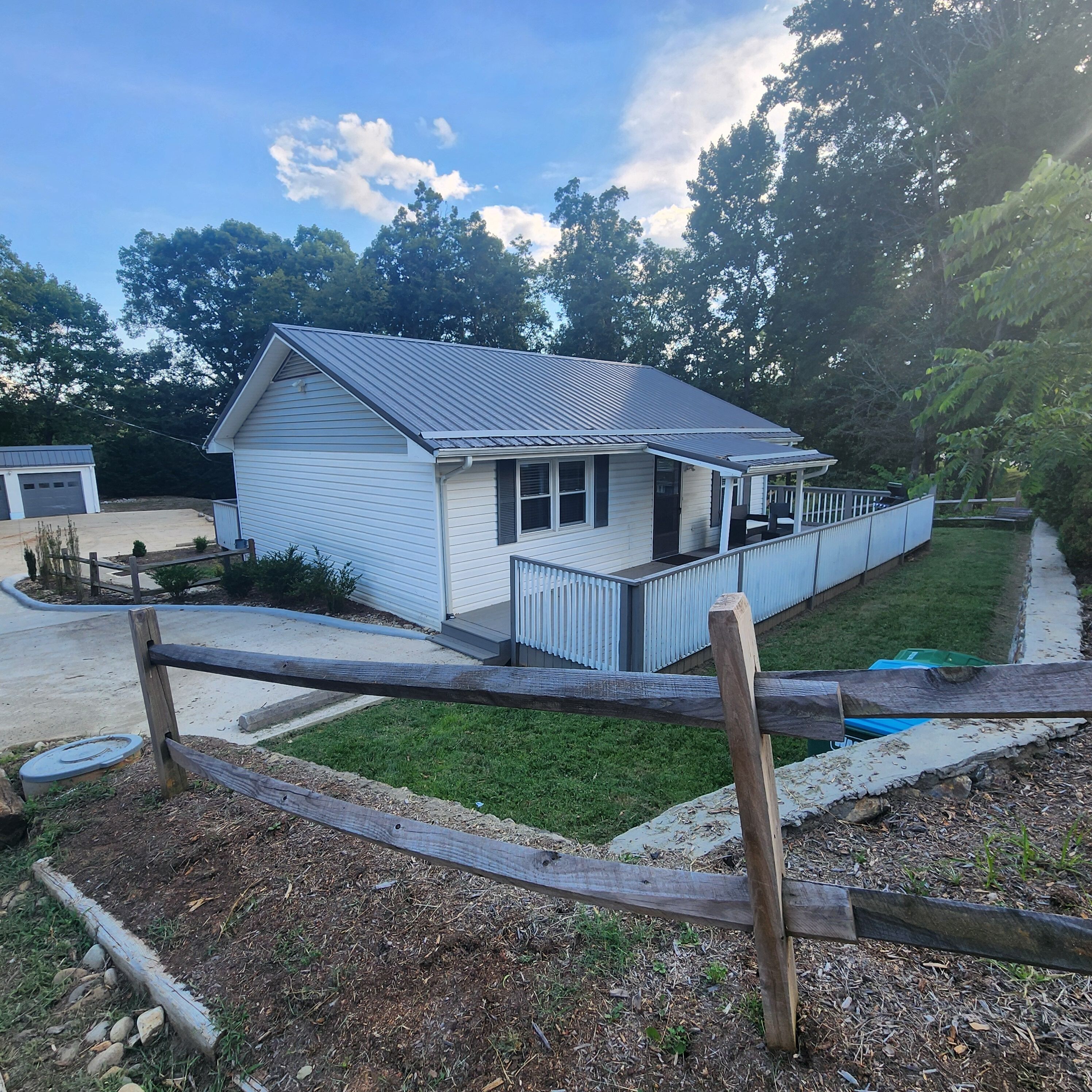 Cozy 2-bedroom house in charming Weaverville with WiFi, AC