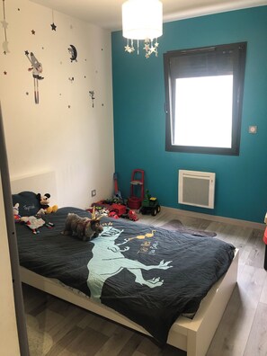 4 bedrooms, iron/ironing board, WiFi, bed sheets