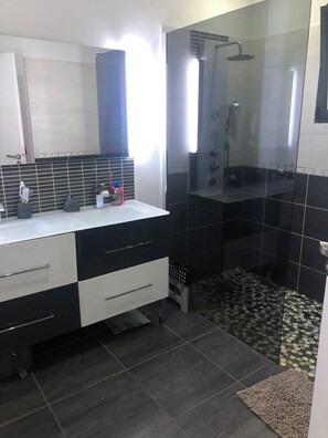 Shower, jetted tub, towels