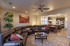 House, Berbilang Katil (Lounging At The Ledges) | Ruang tamu