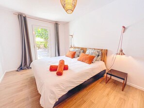 3 室のベッドルーム、デスク、アイロン / アイロン台、旅行用ベビーベッド