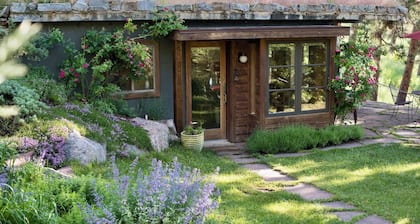 Cozy Cabin Near Boulder with Wildlife and WiFi