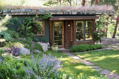 Cozy Cabin Near Boulder with Wildlife and WiFi