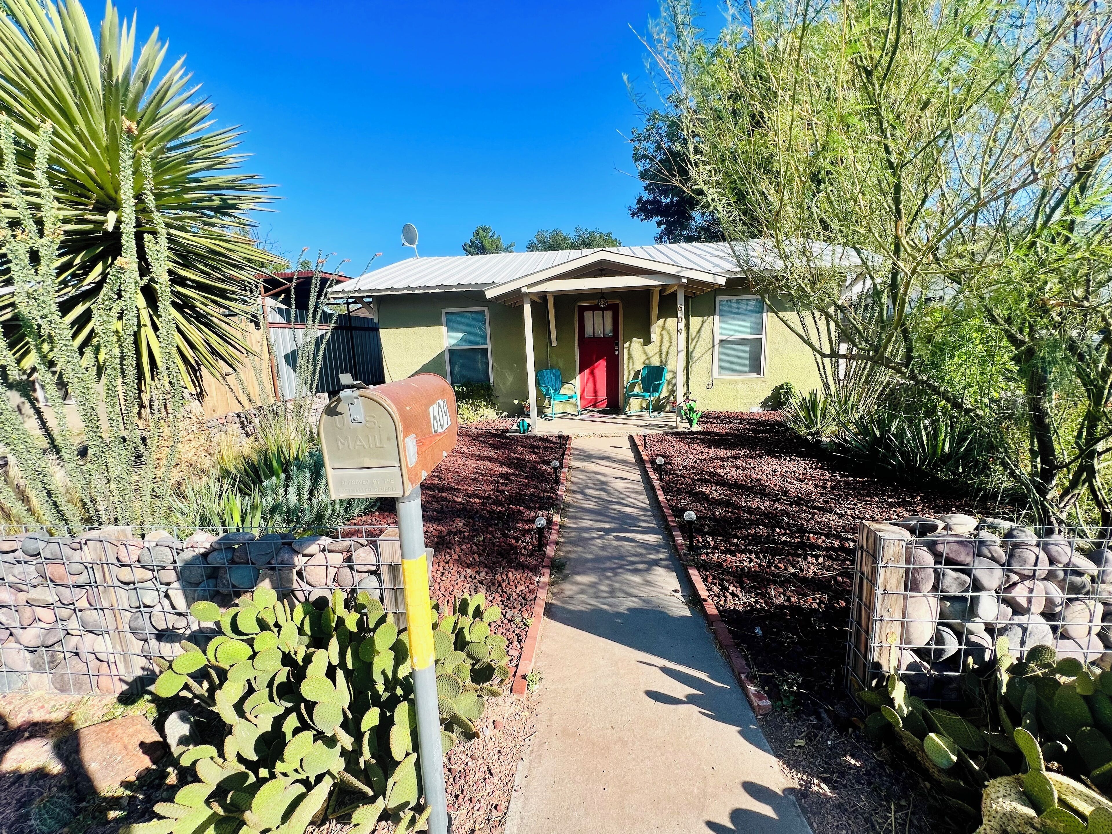 Experience a West Texas getaway in our cozy home in heart of downtown Alpine. 