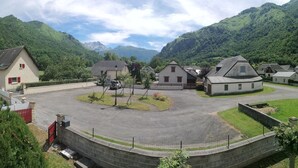 Ein Wohngebiet mit Häusern, einem Parkplatz und Bergblick.