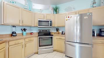 Refrigerador, microondas, horno y parrilla de estufa