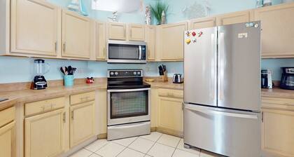 Single-story home with private pool, wifi, central AC, WD and full kitchen