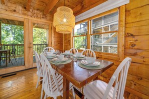 Dining - Smoky Mountain Memories Family Cabin Arcade Games + Hot Tub, Double Decks (Sevierville)