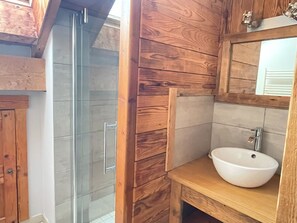 Een douche, een haardroger, handdoeken, zeep