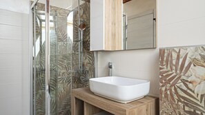 Dusche, Haartrockner, Bidet, Handtücher