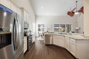 冷蔵庫、電子レンジ、オーブン、コンロ