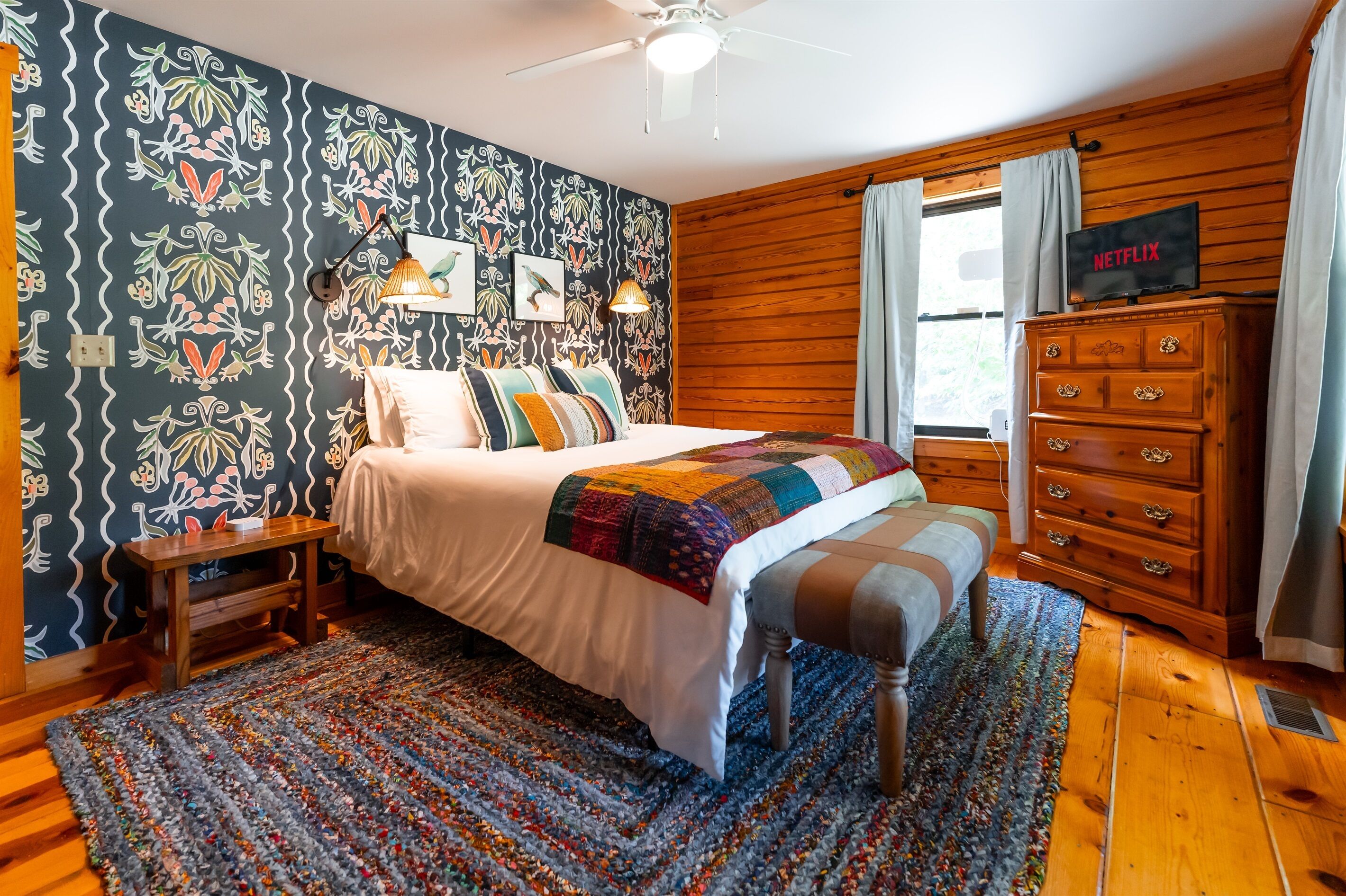 3 dormitorios, escritorio, tabla de planchar con plancha y cuna de viaje