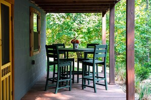 Outdoor dining - Havenbrook~Rustic luxury, 10acres, hot tub (New Plymouth)