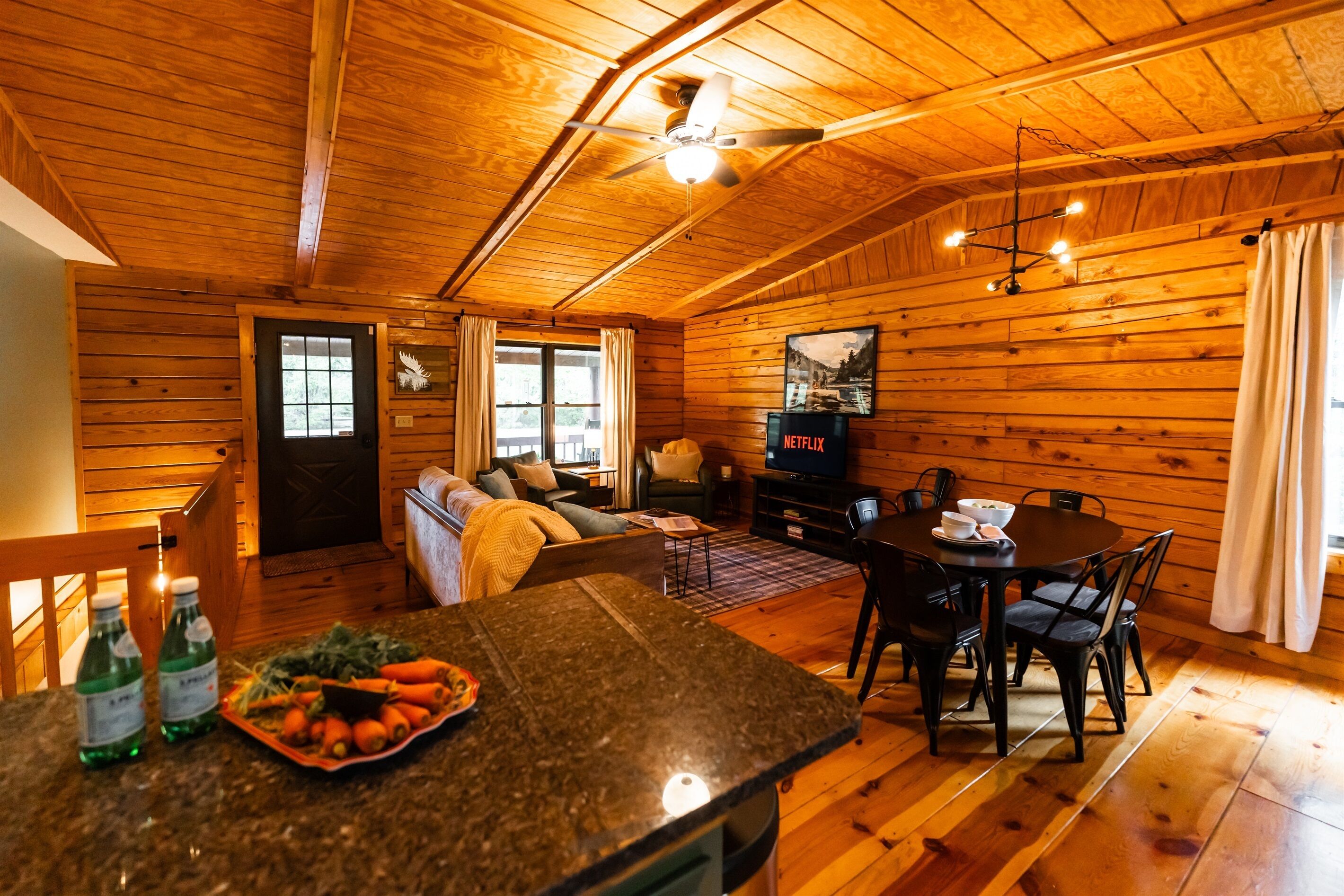 智能電視、壁爐、DVD 播放機、乒乓球設施