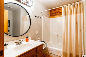 Shower, hair dryer, towels - Havenbrook~Rustic luxury, 10acres, hot tub (New Plymouth)