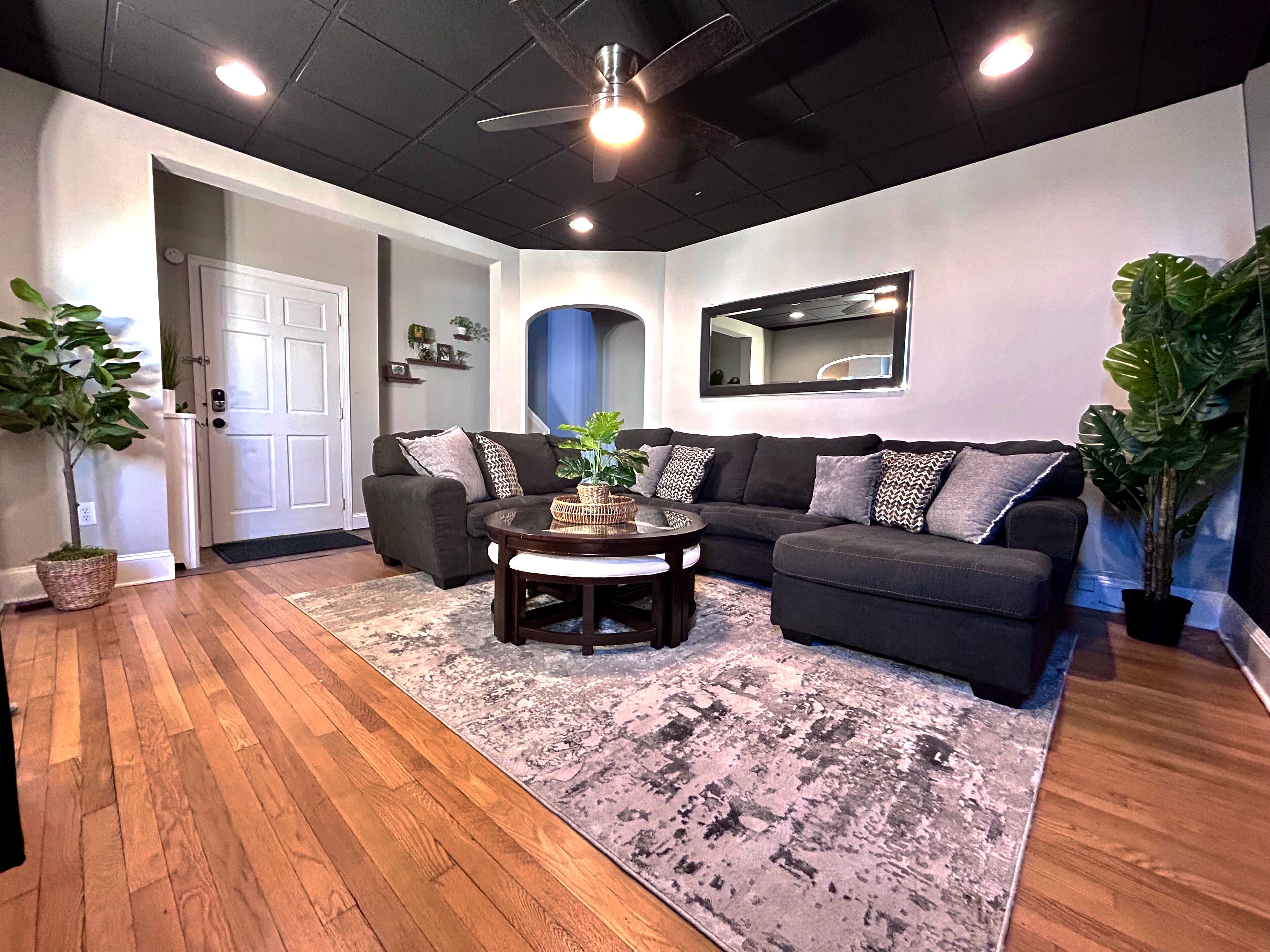 Modern Philly Suburb Townhouse - Easy City Access & Close to the AIrport