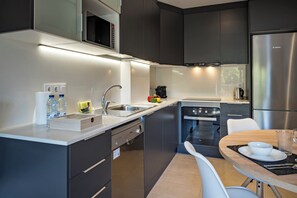Fridge, microwave, oven, dishwasher - Free Jazz 1 - Habitat Apartmets (Barcelona)