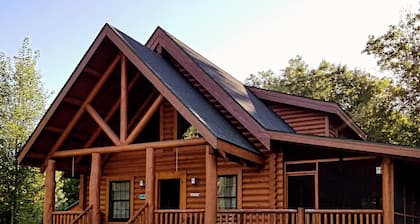 Cozy 2-bedroom lodge near Higgins Lake with WiFi, AC