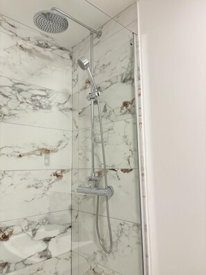 Apartment | Bathroom - Stylish City Centre Apt- 25 Off Monthly Stays! (Leicester)
