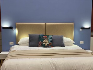 Escritorio y espacio para trabajar con laptop 