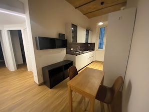 Full-sized fridge, microwave, oven, stovetop