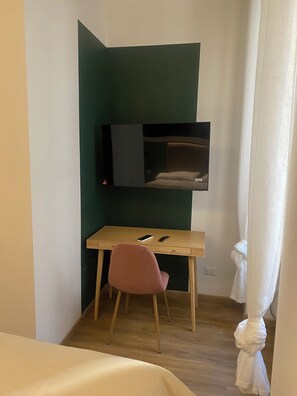 Design Double or Twin Room, Non Smoking, Private Bathroom | Desk, laptop workspace, iron/ironing board, free WiFi - Eutierra BLeisure Stay (Rome)