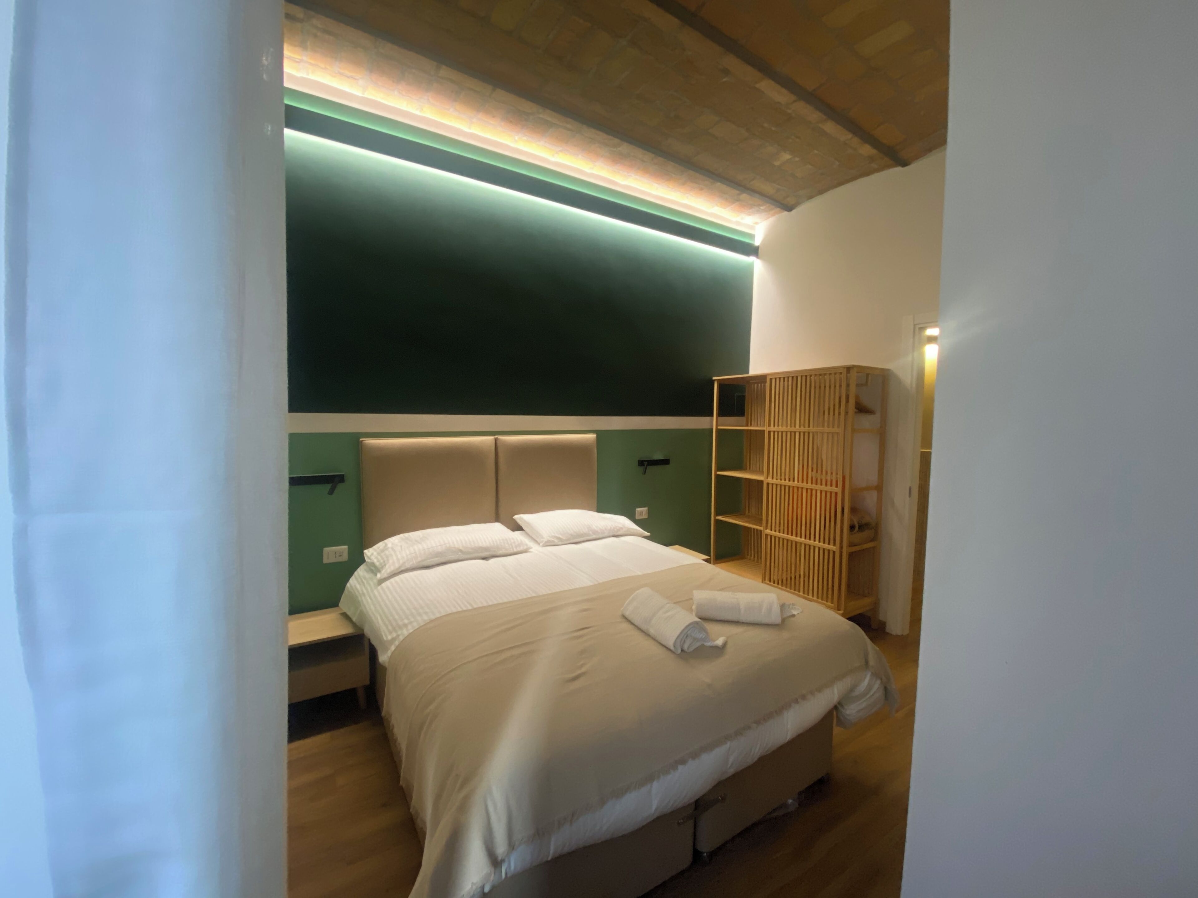 Escritorio y espacio para trabajar con laptop 