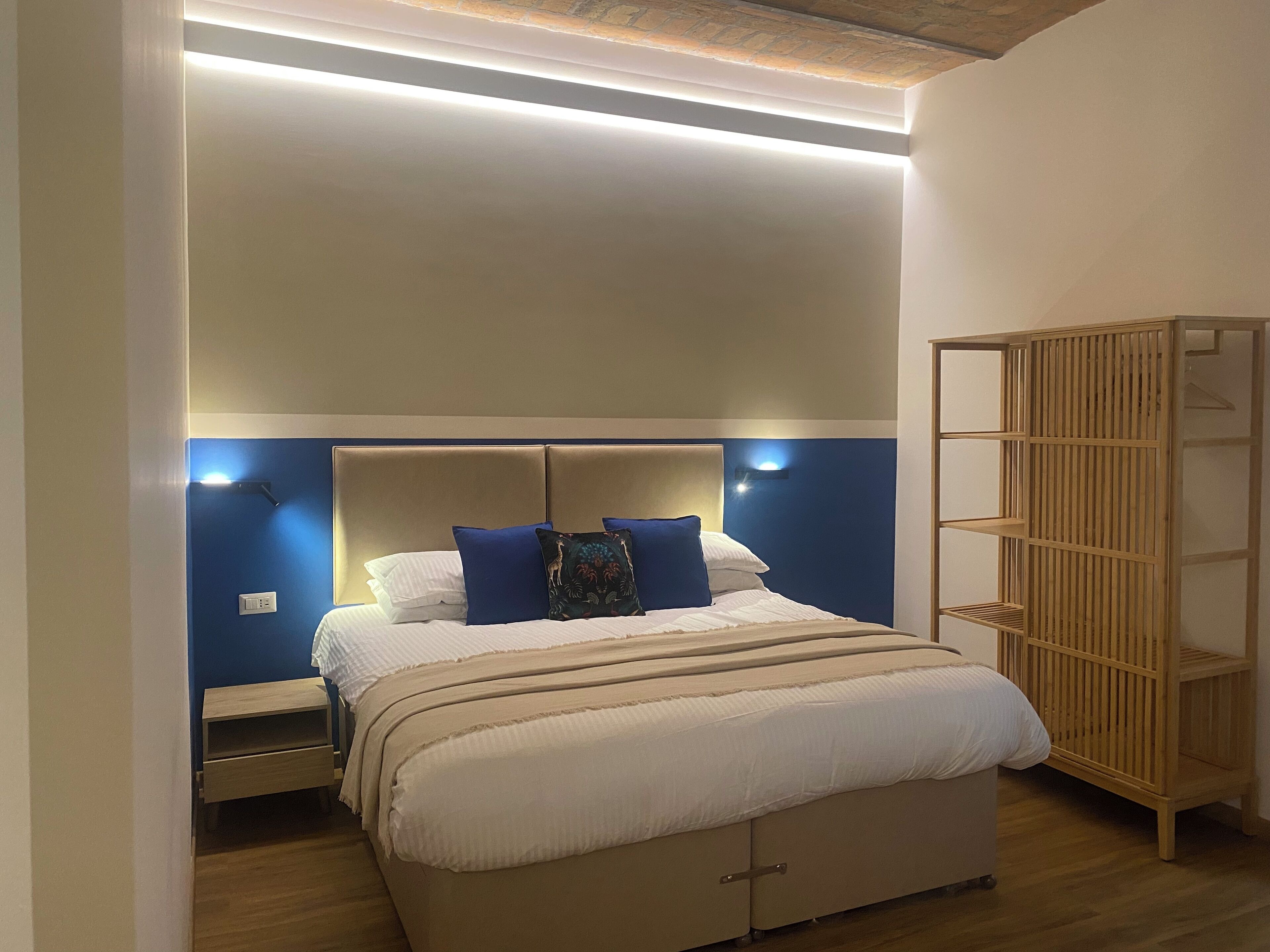 Escritorio y espacio para trabajar con laptop 