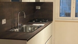Refrigerador con congelador, microondas, horno y parrilla de estufa