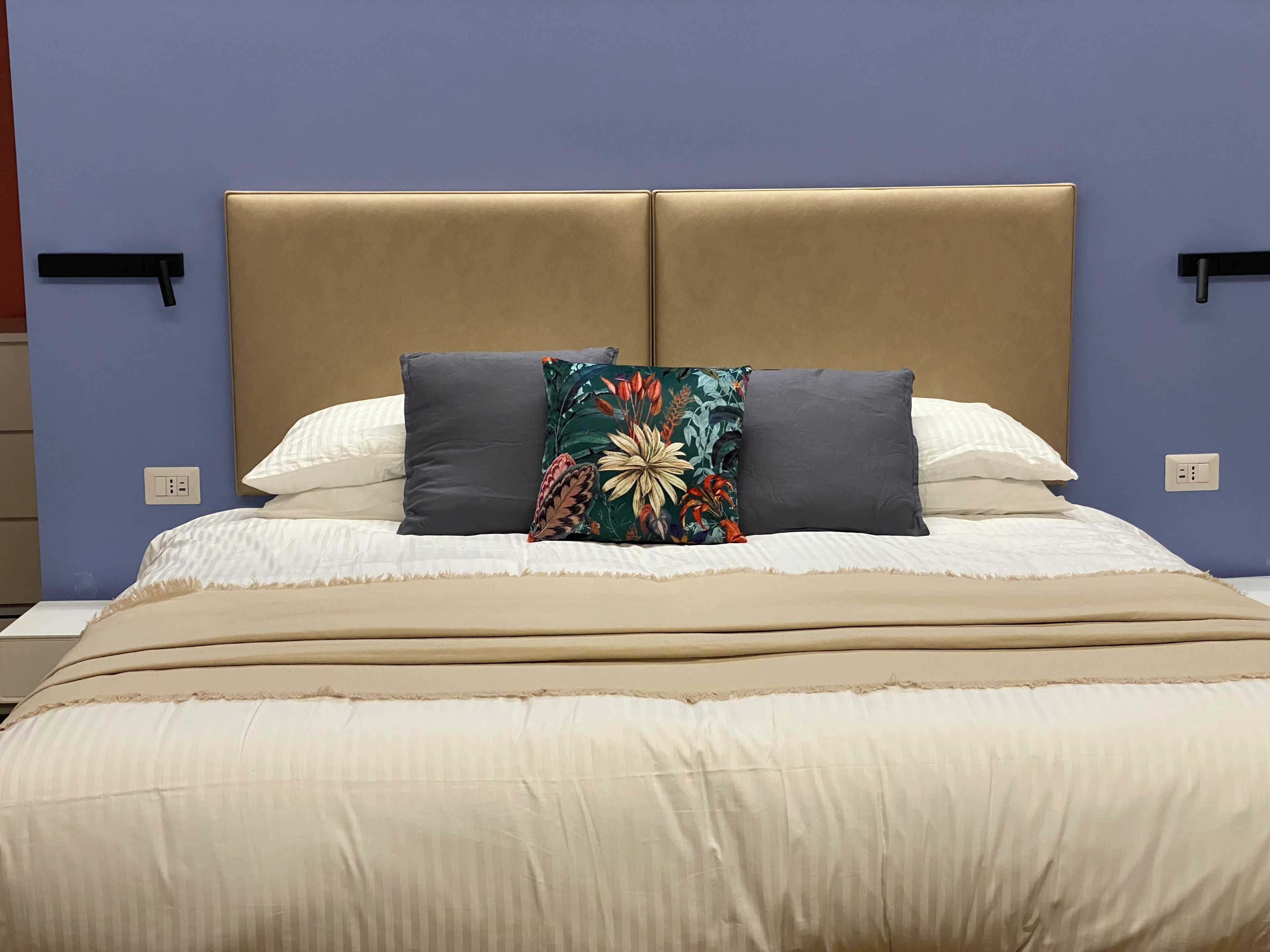 Escritorio y espacio para trabajar con laptop 