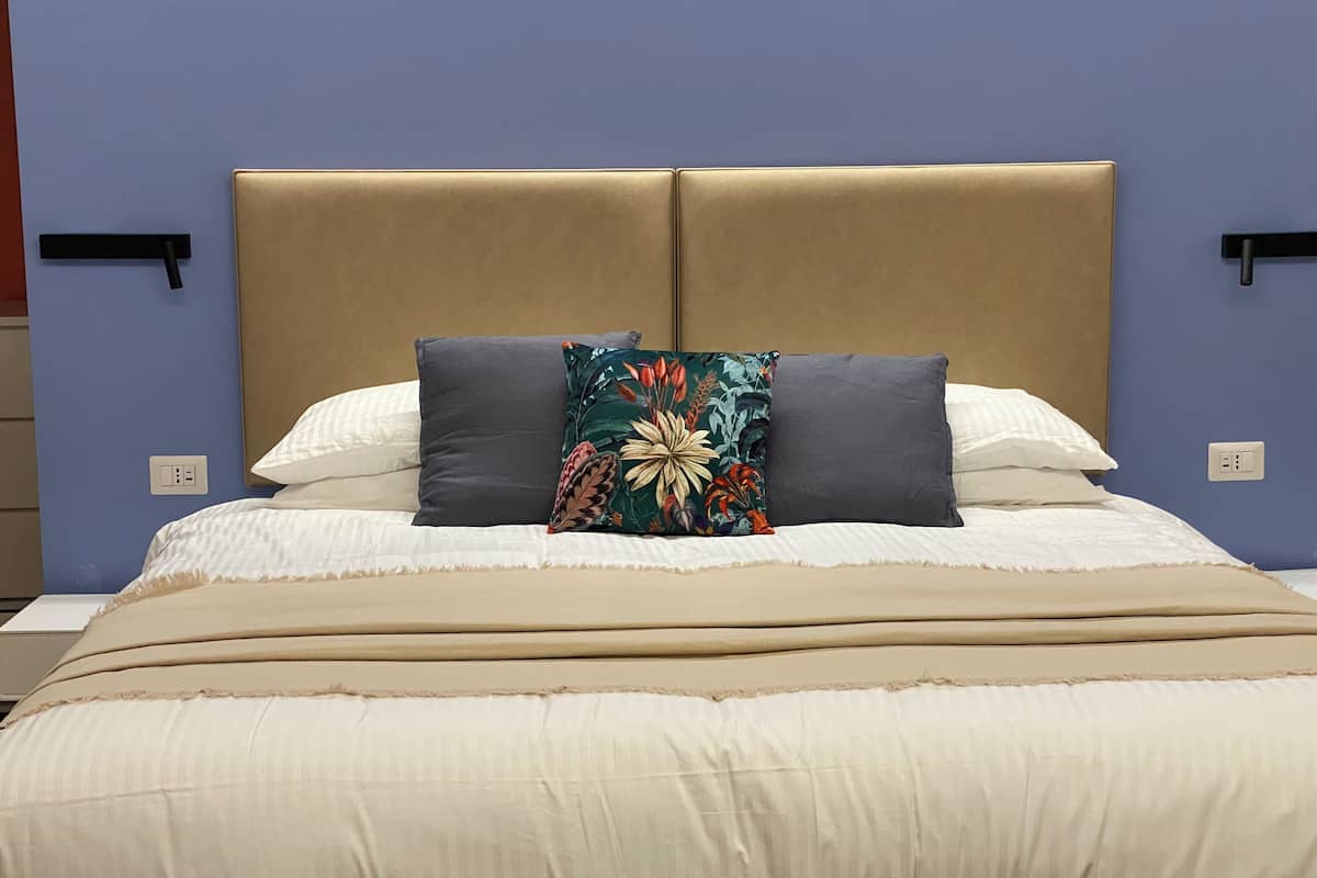 Escritorio y espacio para trabajar con laptop