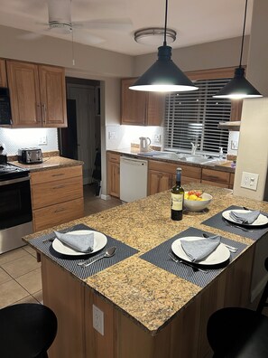 Refrigerador, microondas, horno, placa de cocina