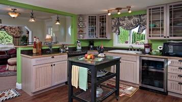 冰箱、微波炉、烤箱、炉灶